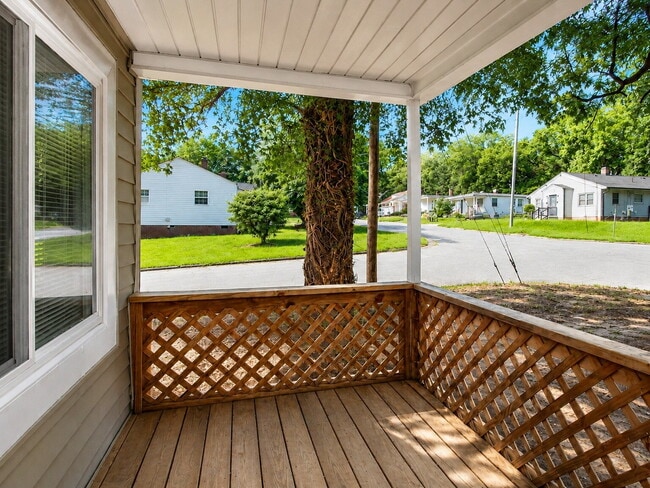 Building Photo - Bright 3-Bedroom Home with Covered Porch, Fireplace & Wooded Backyard