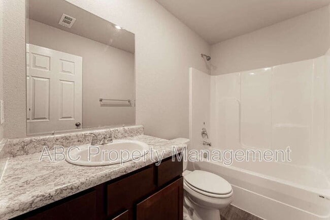 Building Photo - 4405 SW Sackett Ave