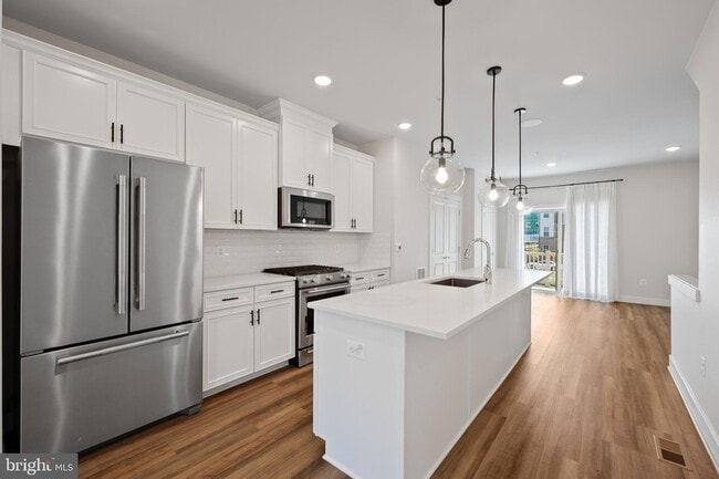 Building Photo - 128 Stowe Dr