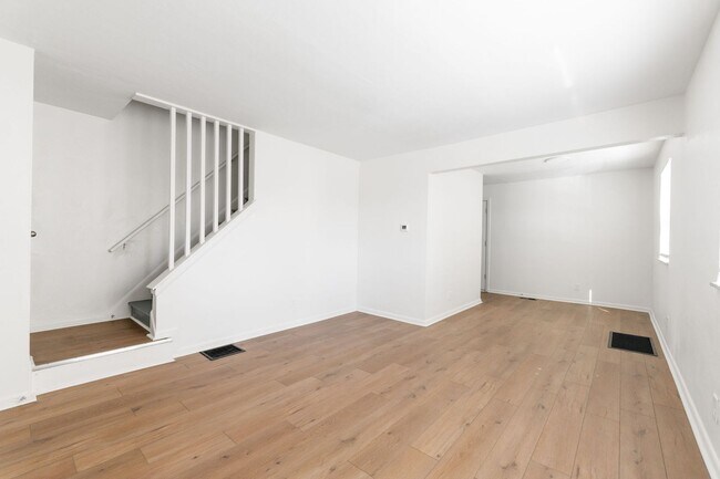 Building Photo - 4040-4042-4042 Halsey Pl