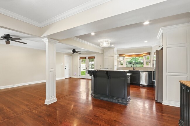 Building Photo - 8125 Lamar Ave