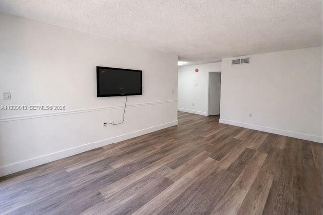 Building Photo - 415 NE 2nd St