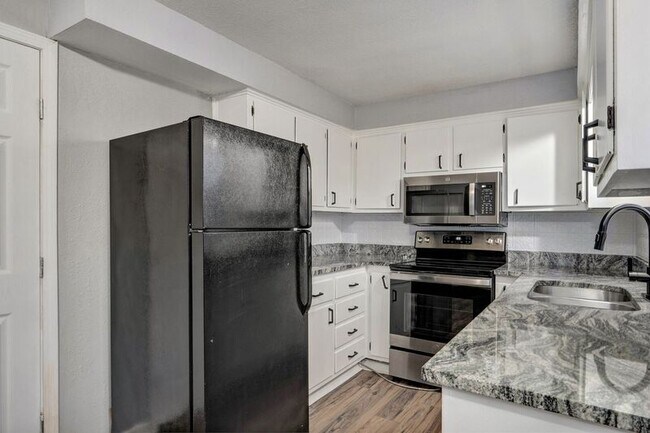 Building Photo - 2843 E Monroe Terrace