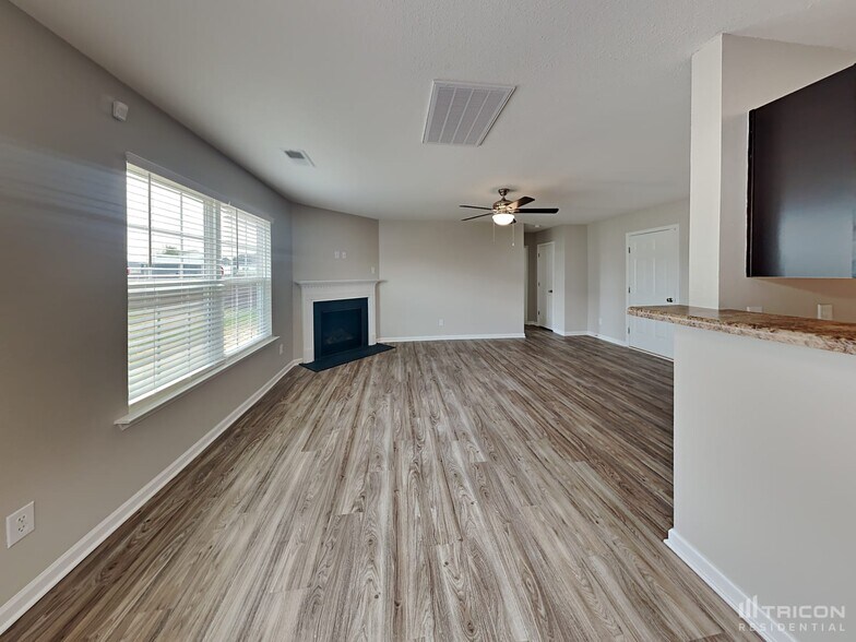 Building Photo - 905 Farnsworth Dr