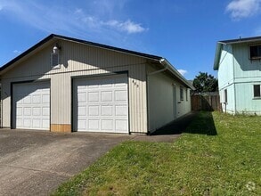 Building Photo - Updated 2 bed 1 bath dulpex in Springfield!
