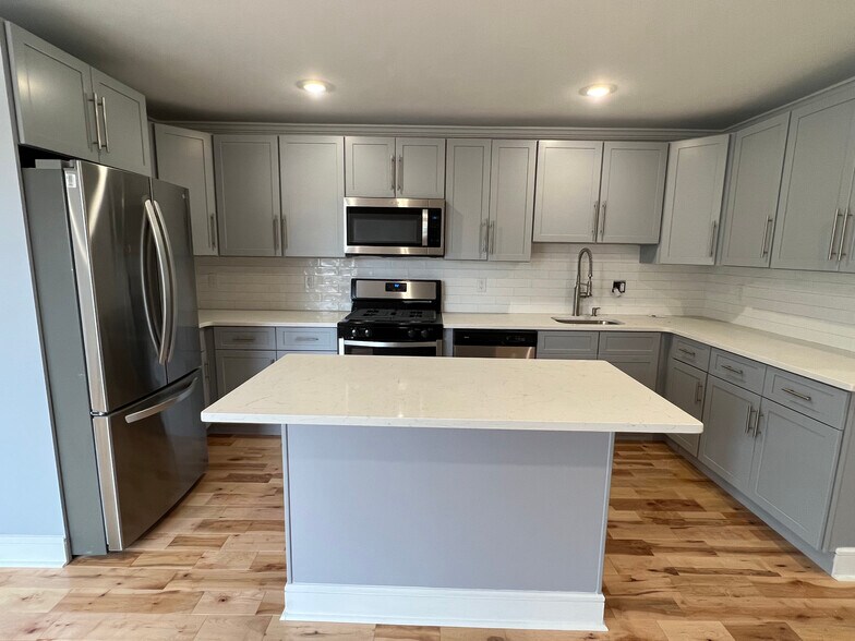 Building Photo - 5128 Spruce St