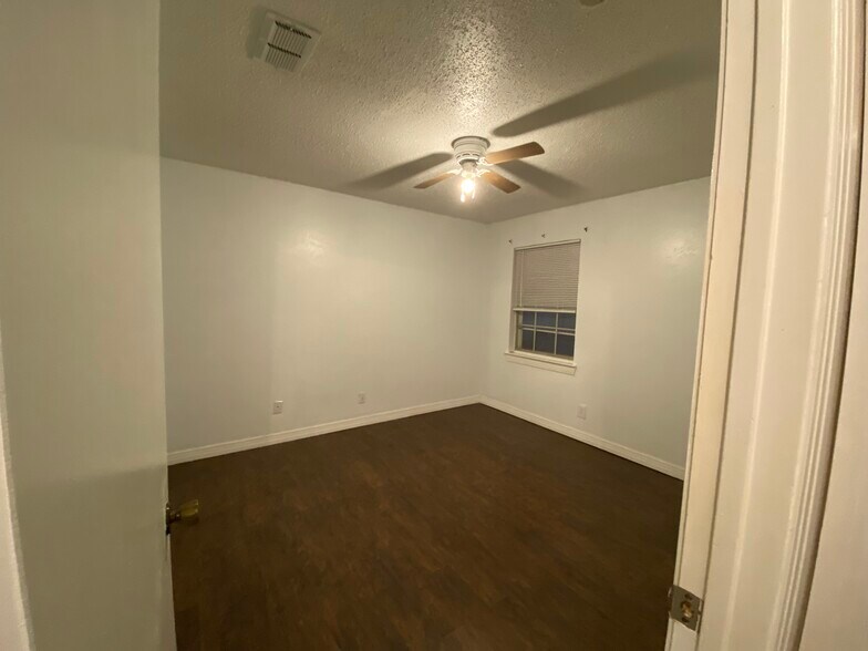 Building Photo - 613 NW Sandra Ln