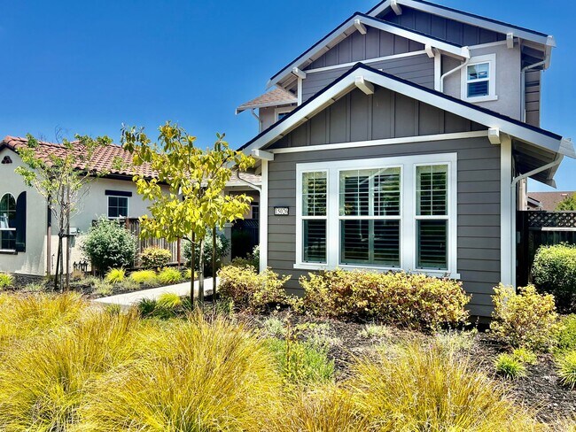 Building Photo - Application Pending! Lovely 4 bedroom 2.5 ...
