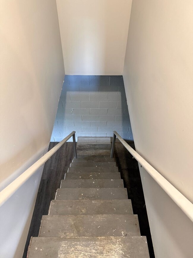 Building Photo - 3 BR 2 Bath Brick home