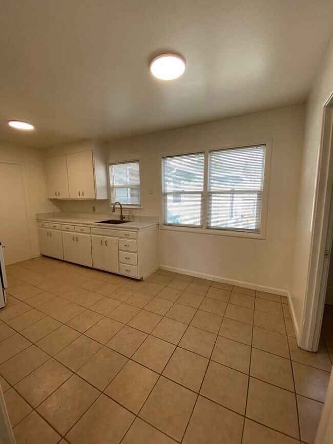 Building Photo - Rent Reduction!! 1bed/1bath Duplex within walking distance of Downtown Fairfield