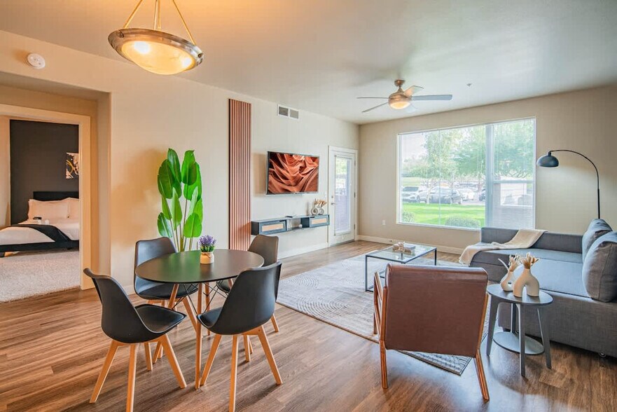 Primary Photo - 1950 E Broadway Rd