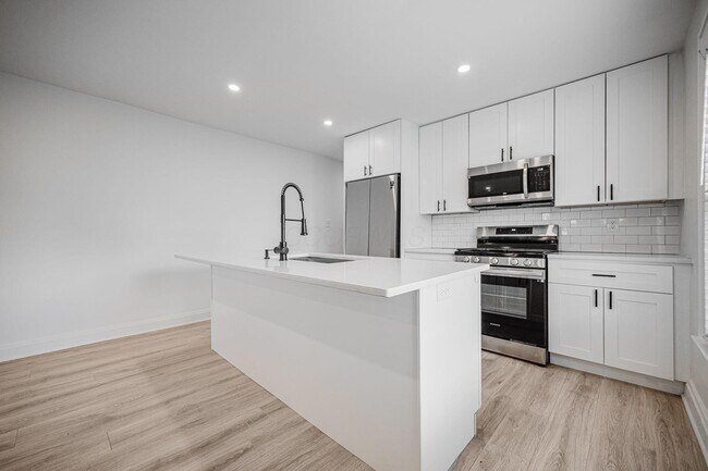Building Photo - 719 S 17th St
