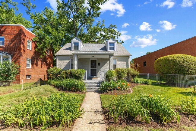 Building Photo - 530 E Alexandria Ave