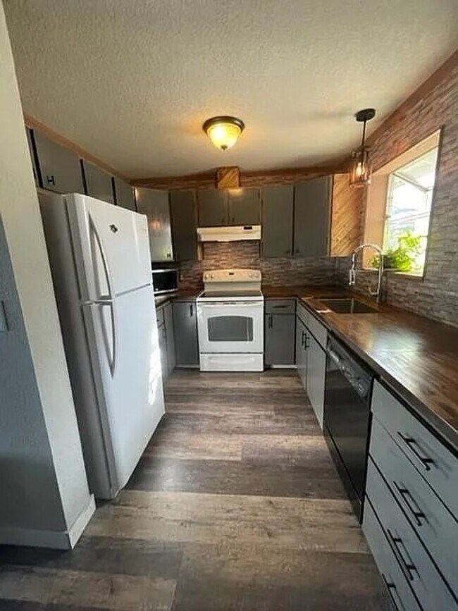 Building Photo - Beautiful country living!