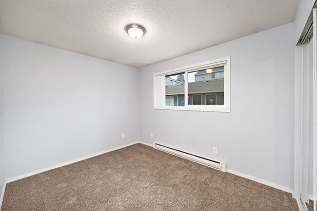 Building Photo - 3 Bedroom 1.5 Bathroom Apartment Home, Washer Dryer in Unit!