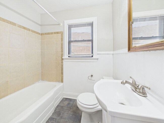 Building Photo - 1307 NW Maple Ave