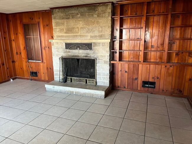 Building Photo - Pet Friendly House in Dow IL on 1 Acre