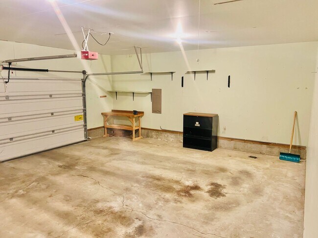 Building Photo - Charming Rambler 3-Bed/2-Bath Available Now!