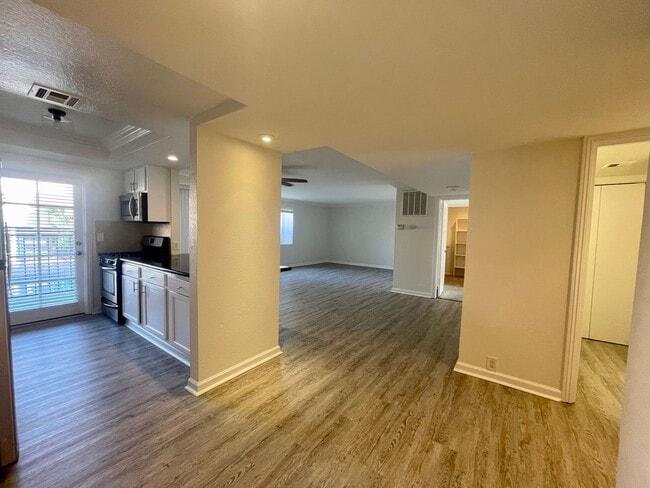 Building Photo - AVAILABLE NOW!!! 2 Bedroom 2 Bathroom Remo...