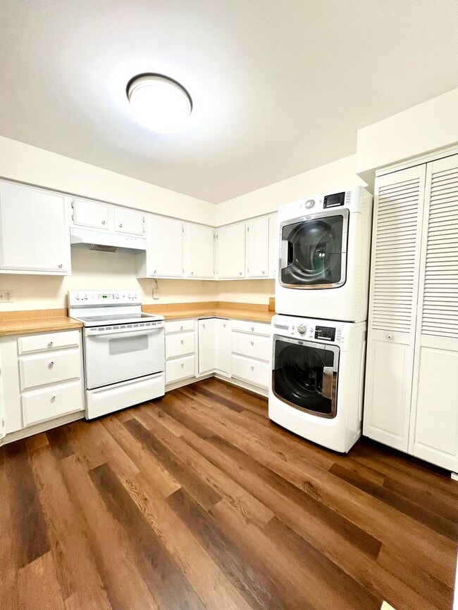 Building Photo - Lake Villa 4040- PLACEMENT