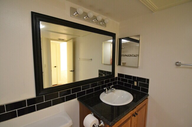 Building Photo - Lovely 1/1 Corner Unit in GATED ~ LAKEFRONT community in Altamonte Springs!