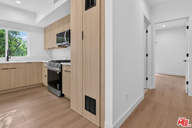 Building Photo - 11304 Collins St