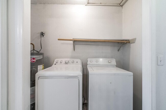 Building Photo - Spacious duplex in Fayetteville!