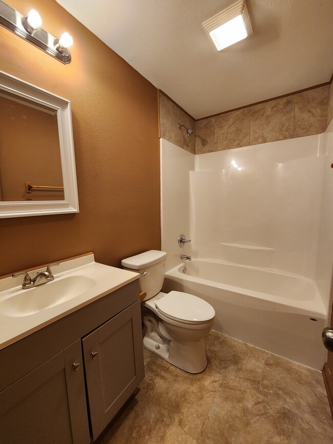 Building Photo - 208 Jarrell St
