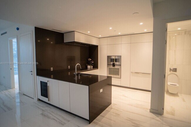 Building Photo - 300 Biscayne Blvd Way