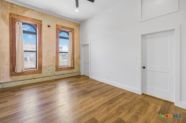 Building Photo - 123 W May St