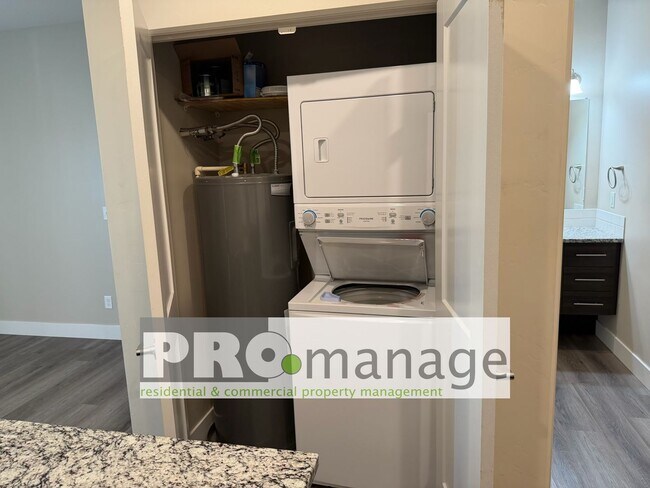 Building Photo - 2 Bd/1ba Upper-Level Apartment – Central Rexburg Location
