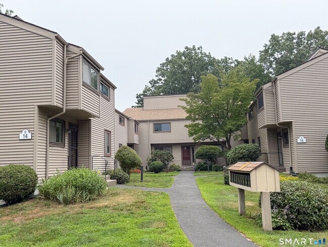 Building Photo - 14 Greenbriar Dr