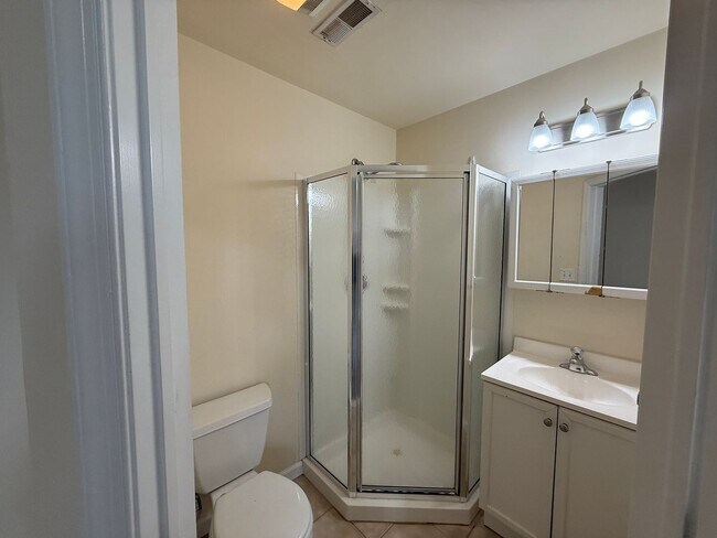 Building Photo - Modern New Luxury Temple Apartments