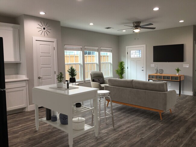 Building Photo - 709 W Woodard St