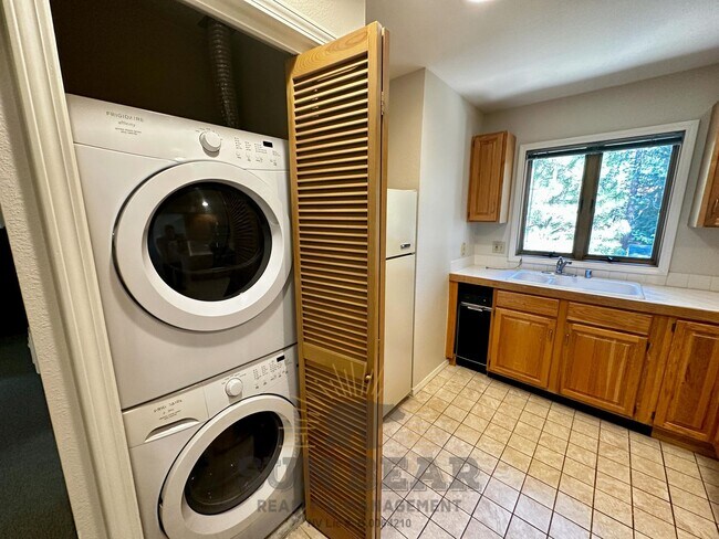 Building Photo - 2 Bedroom Condo with garage in McCloud! Wa...