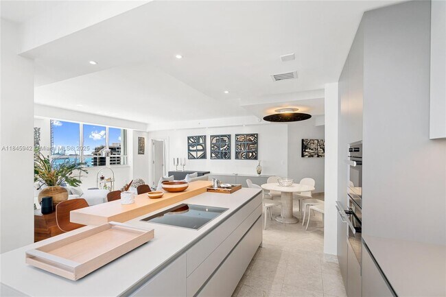 Building Photo - 801 Brickell Key Blvd