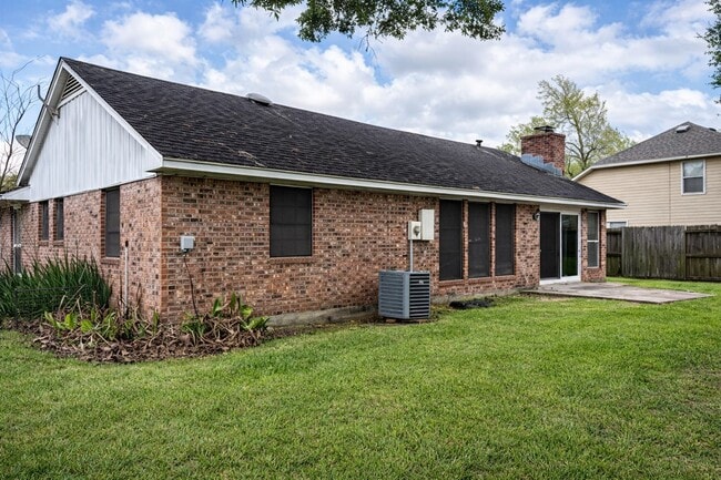 Building Photo - 419 S Starboard St