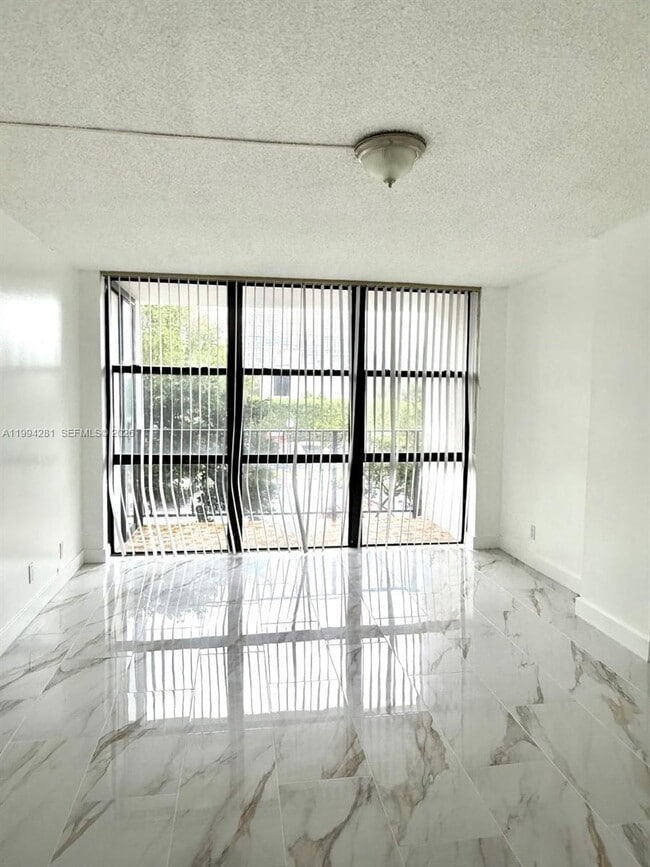 Building Photo - 800 Parkview Dr