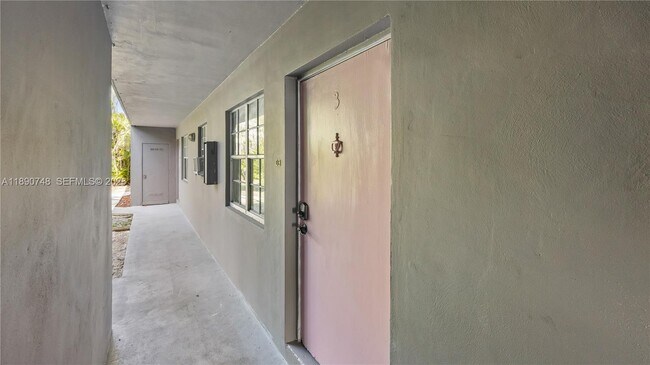 Building Photo - 400 SE 31st St