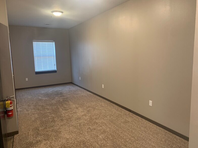 Living area - 207 Lake Park Blvd