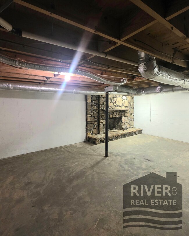 Building Photo - 1233 Ridge Dr