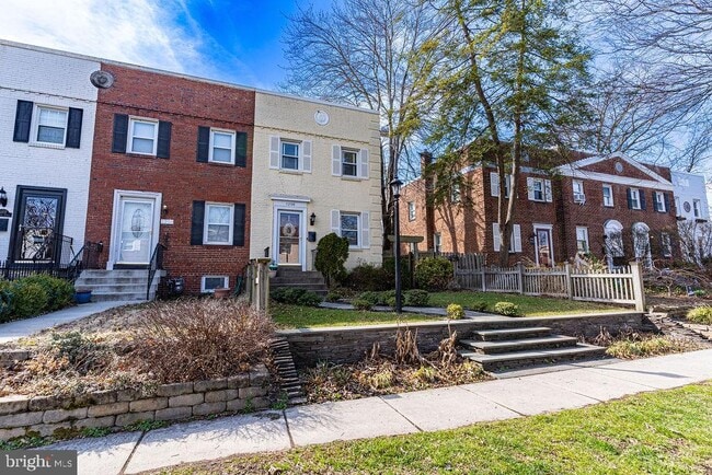 Building Photo - 1206 Colonial Ave