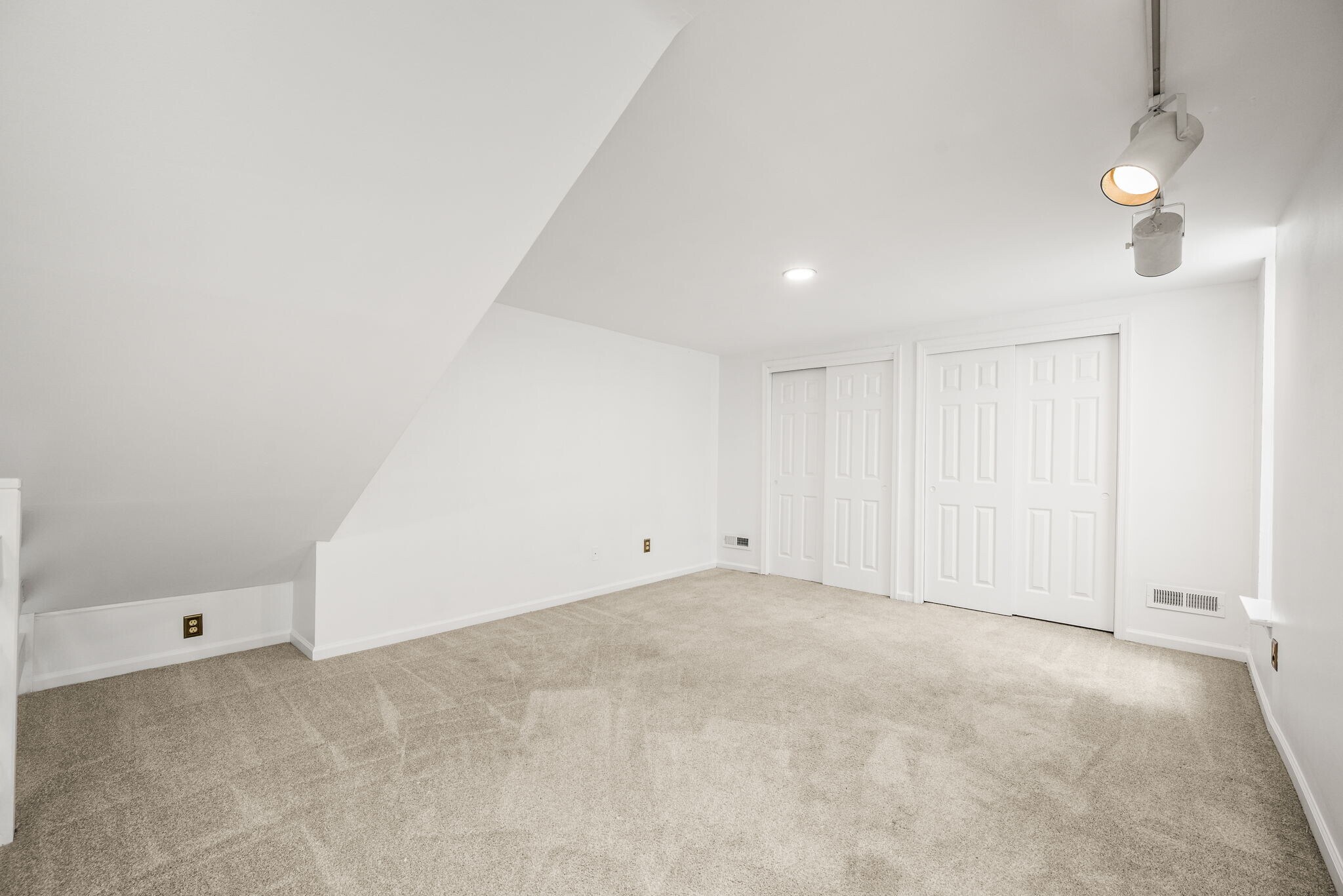 Building Photo - 267 Fox Run