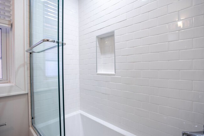 Building Photo - RENOVATED FROM TOP TO BOTTOM 2BD/1BATHS - ...