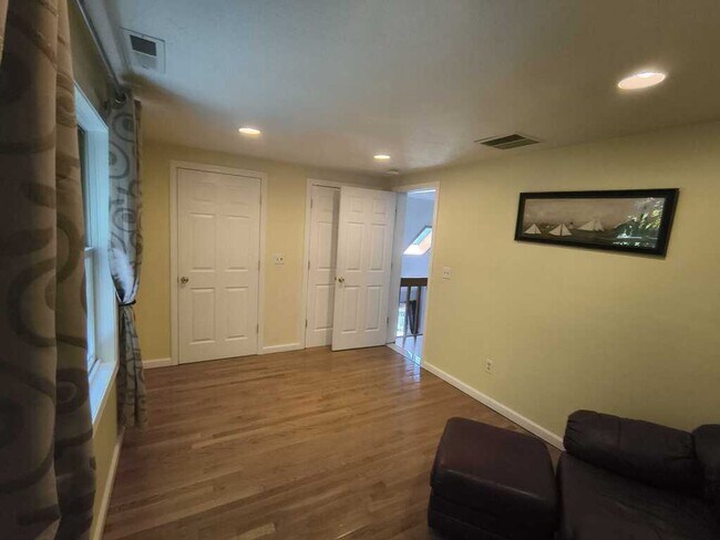 Building Photo - 421 E Hyerdale Dr