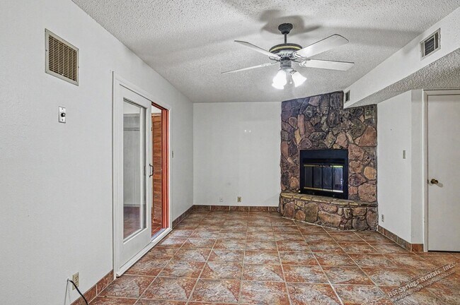 Building Photo - Two level Townhome in DeSoto Courts