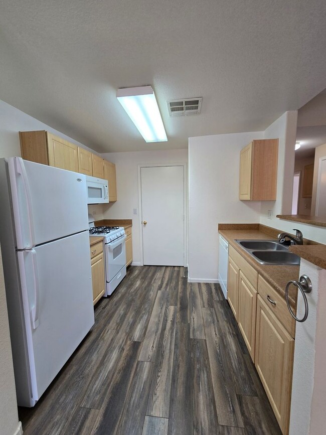 Building Photo - A Charming 3 Bedroom upstairs unit in NW L...