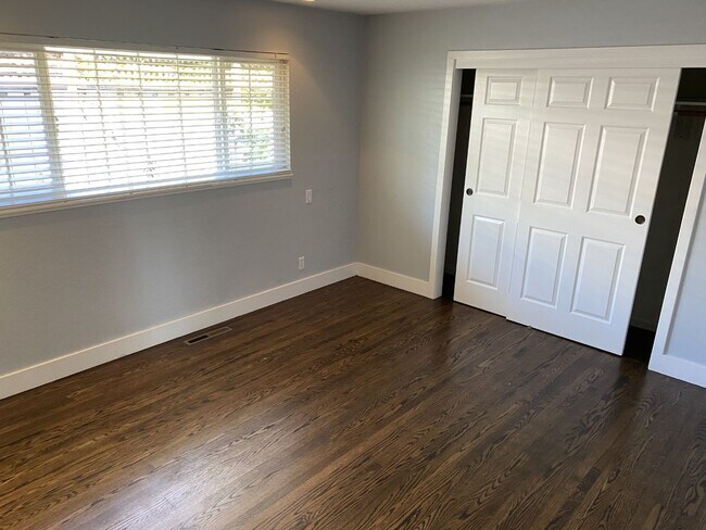 Building Photo - Charming 3 bdrm / 2 bath Home, Minutes fro...