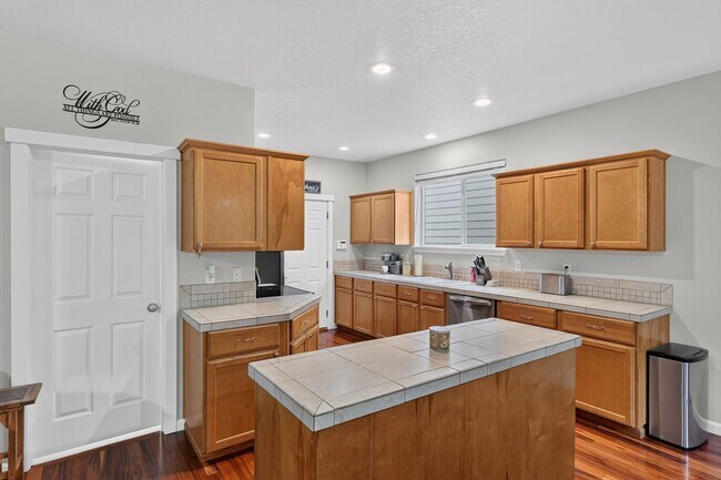 Building Photo - 3 Bedroom/2.5 Bath + Bonus Room & Outdoor living