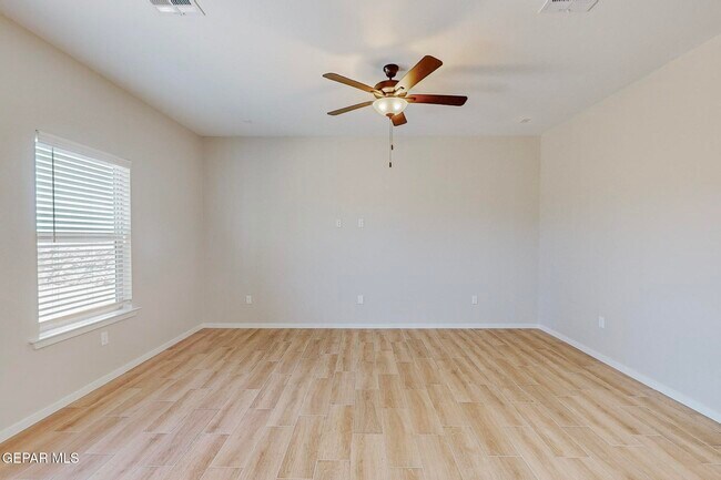 Building Photo - 516 Logwood Ave